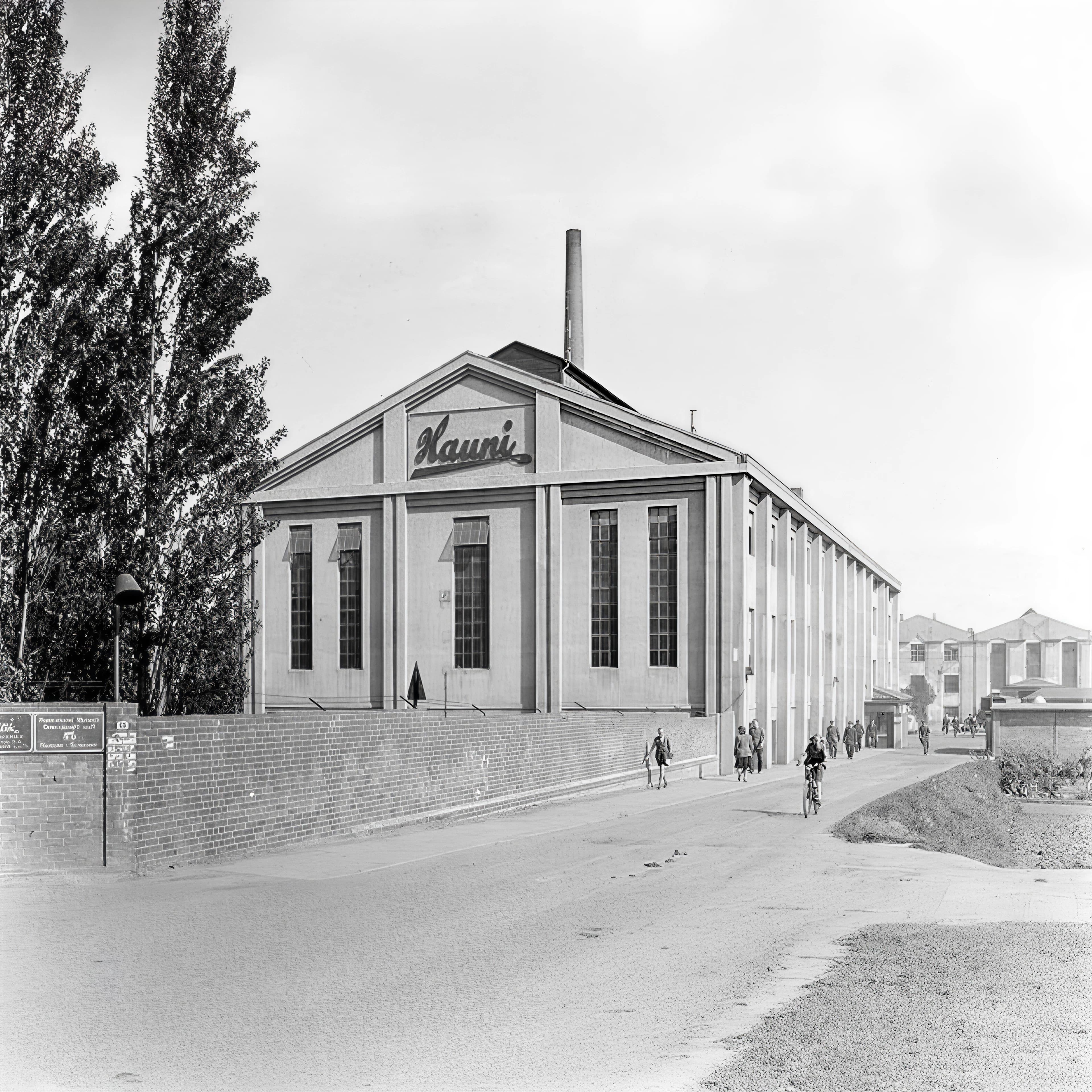 Black and white photo of the Hauni Maschinenfabrik building