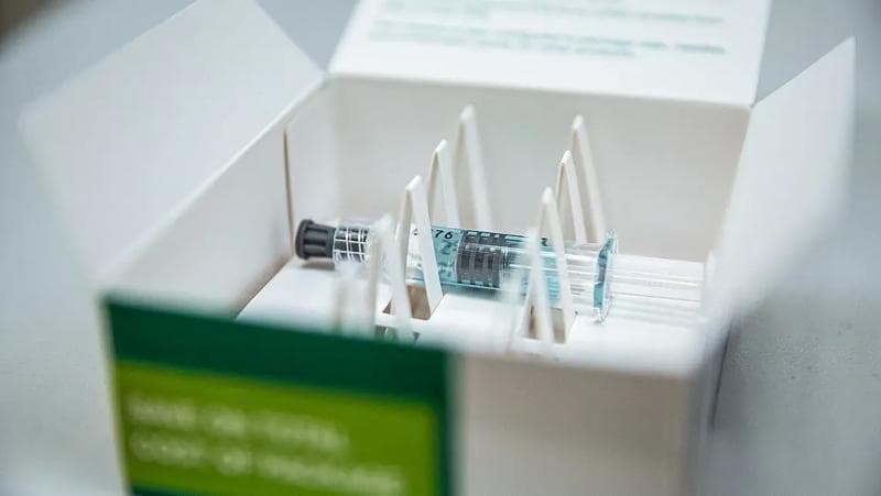 A box containing a syringe and needle, showcasing Körber's innovative pharmaceutical packaging standards.