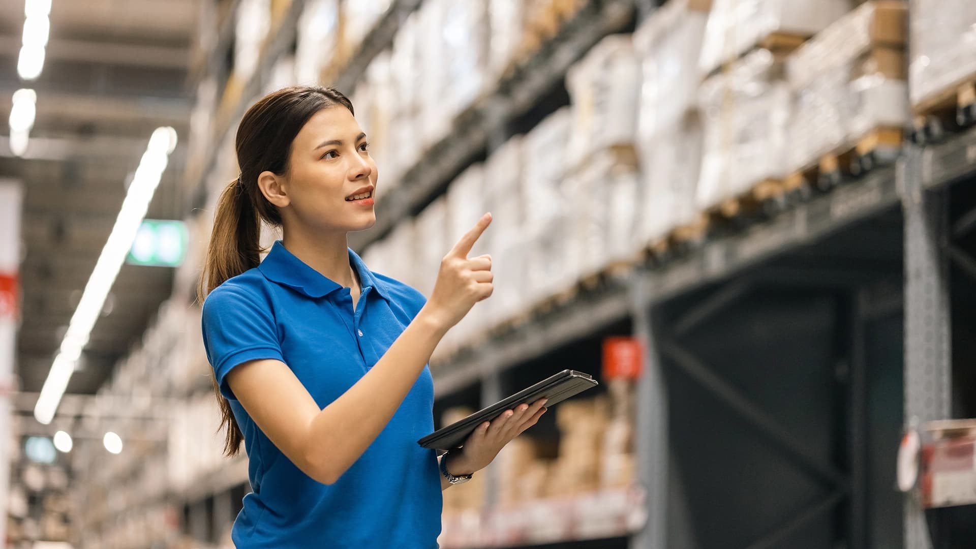 Körber warehouse employee wearing a blue shirt and implementing sustainable actions.