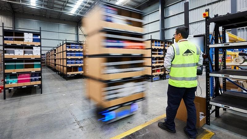 Close cooperation – warehouse worker and AMR in a Körber-designed automation solution