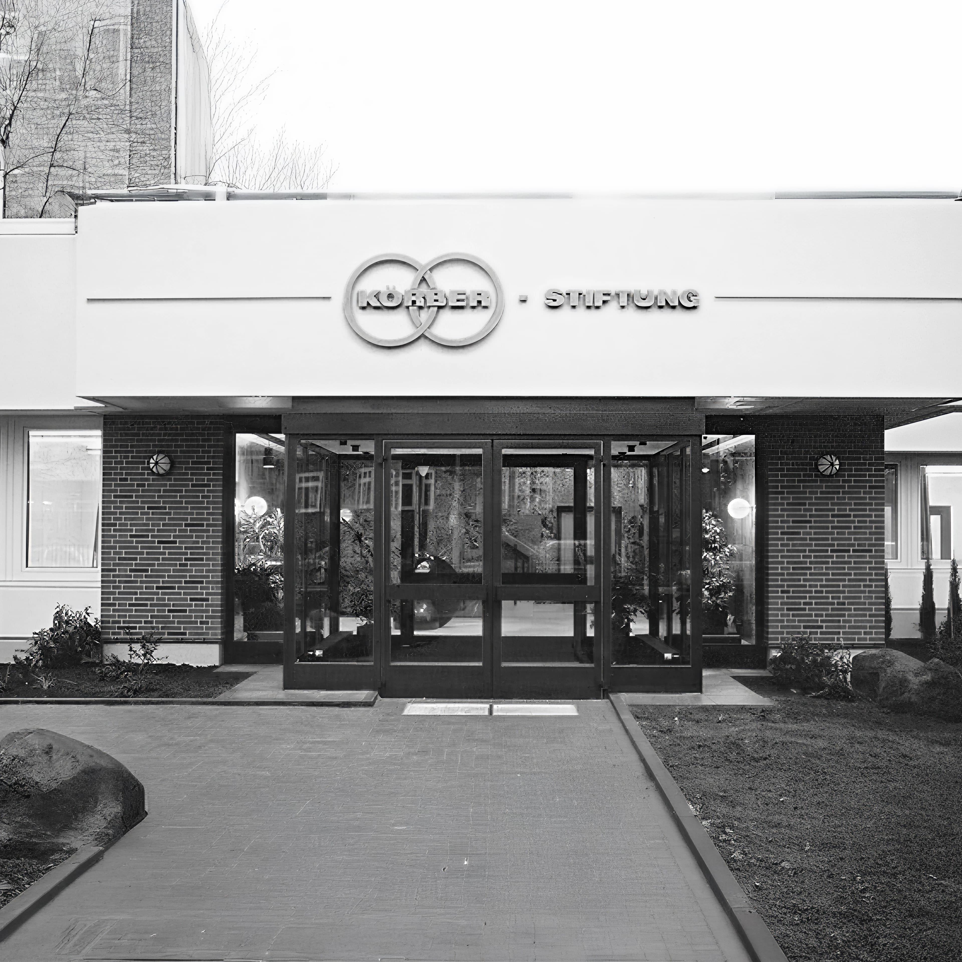 Black and white photo of a Körber Stiftung building