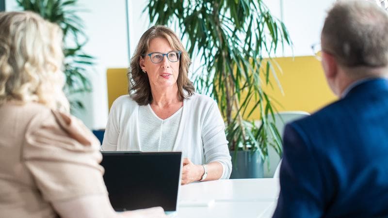 Körber employees in a meeting.