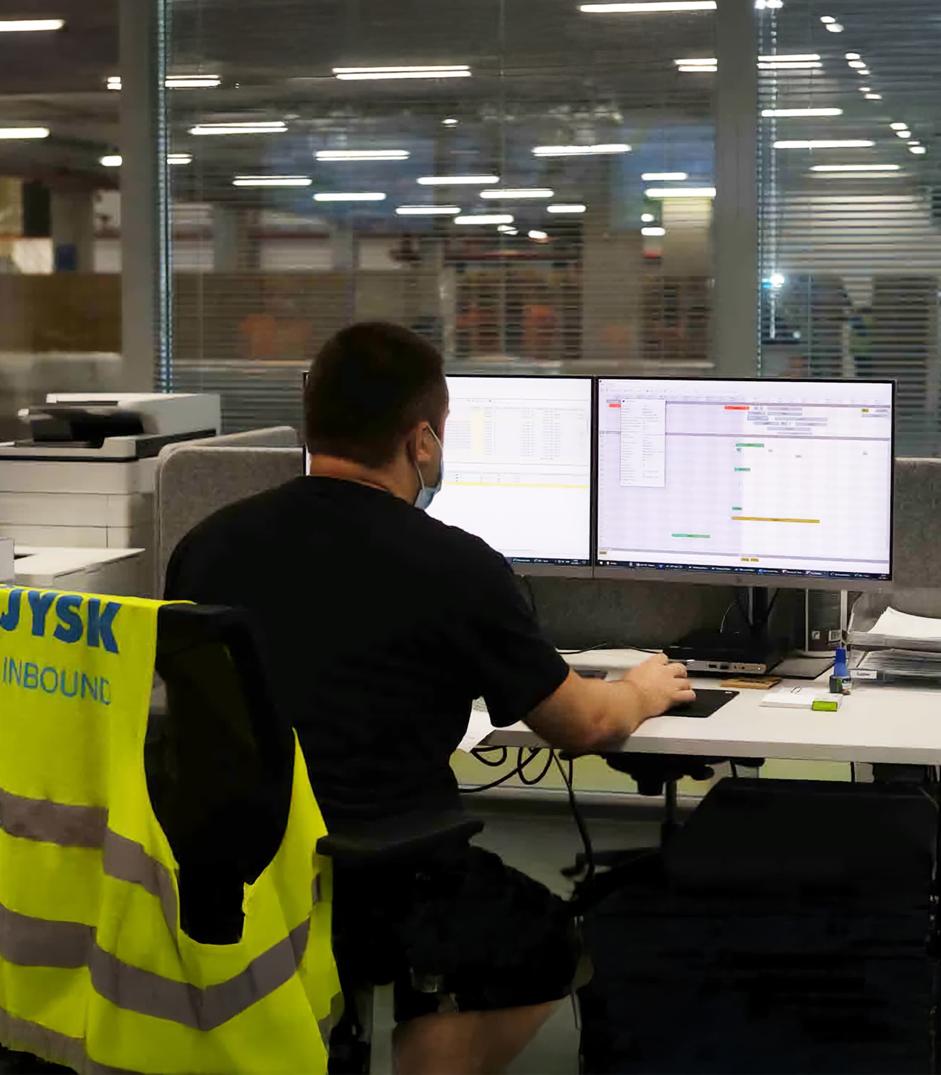 JYSK employee using software on a laptop