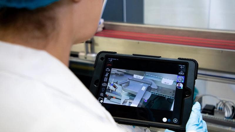 Körber employee operating a machine.