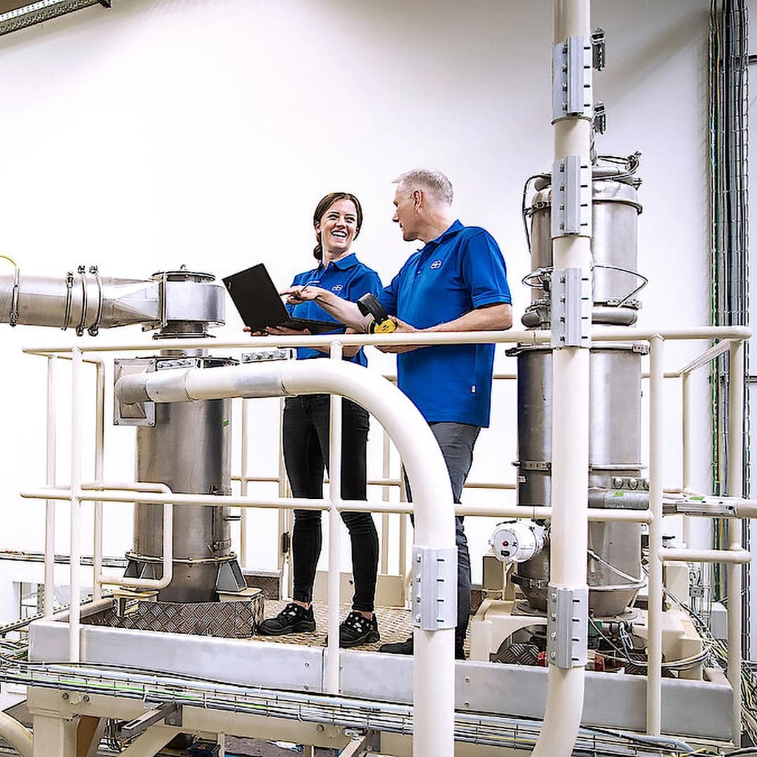 Two Körber employees in a factory scenario.