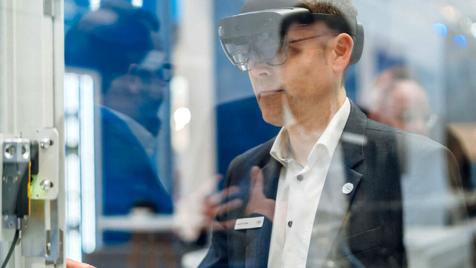 Körber employee wearing a headset