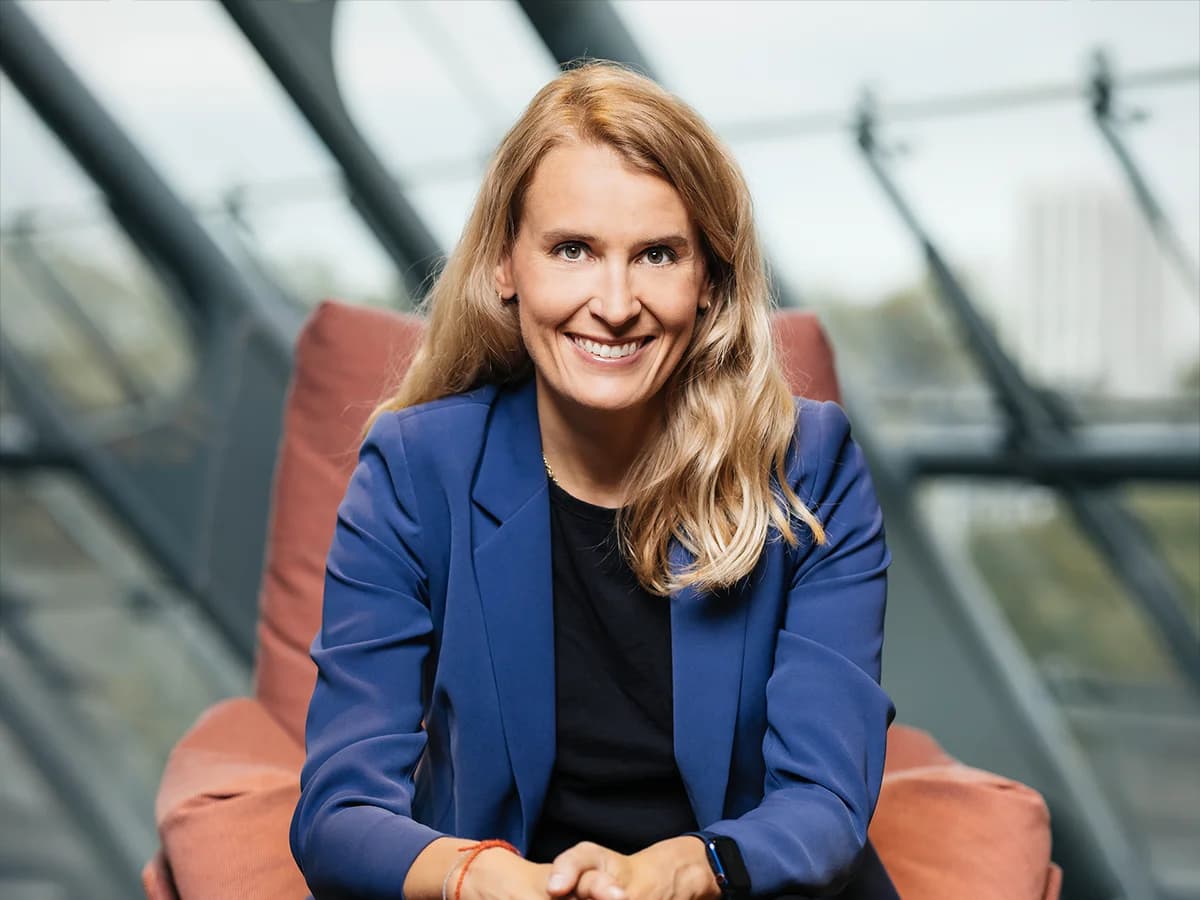 This picture showcases Gabriele Fanta - the CHRO of Körber Group - sitting in an office chair.