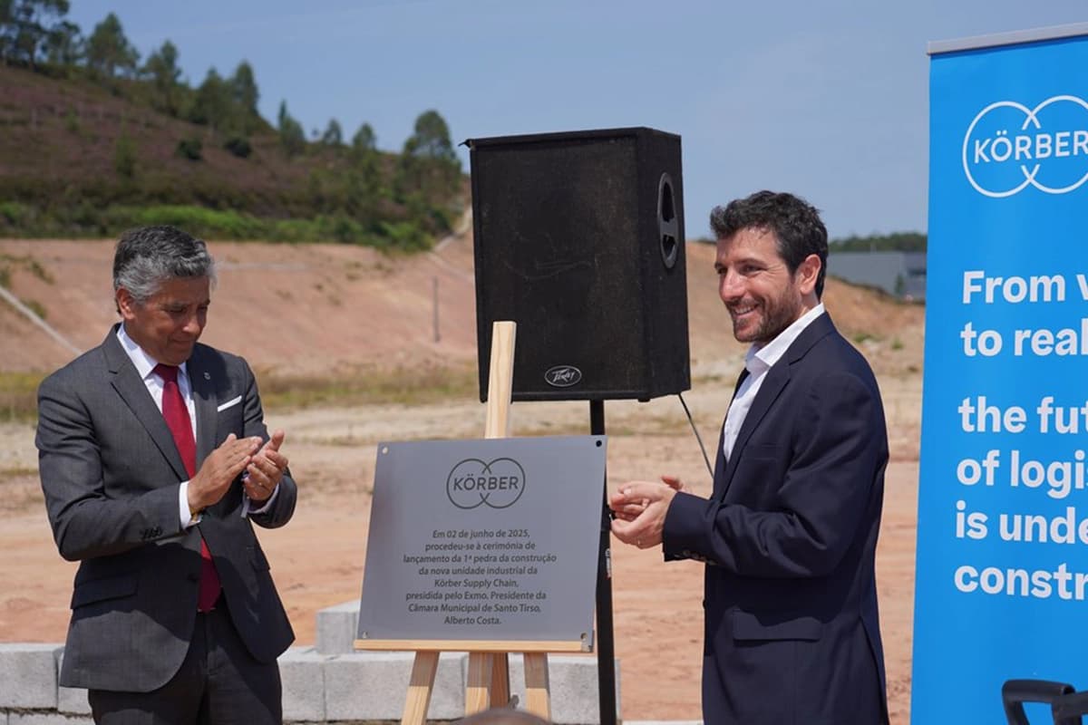 Körber team applauding during the unveiling of a plaque to mark the launch of the new manufacturing facility in Portugal.