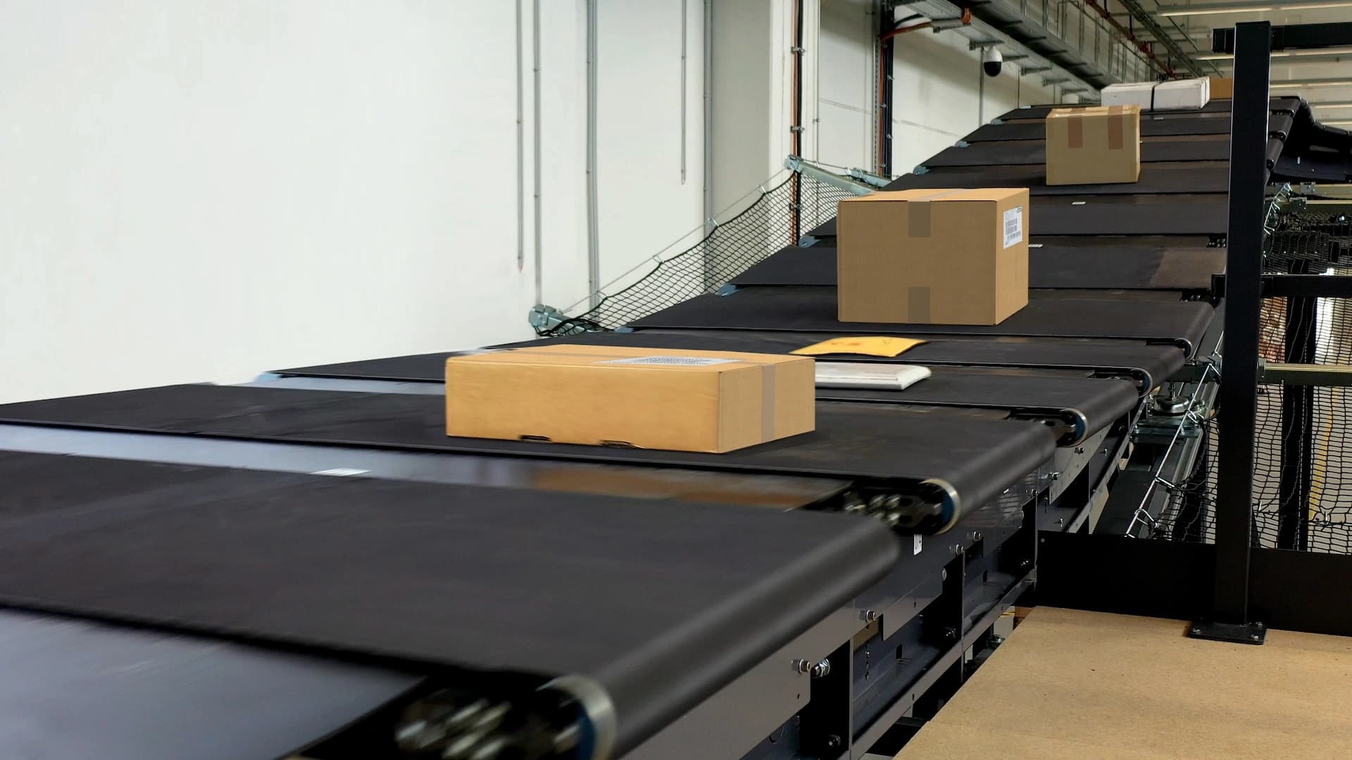 parcels on a crossbelt sorter