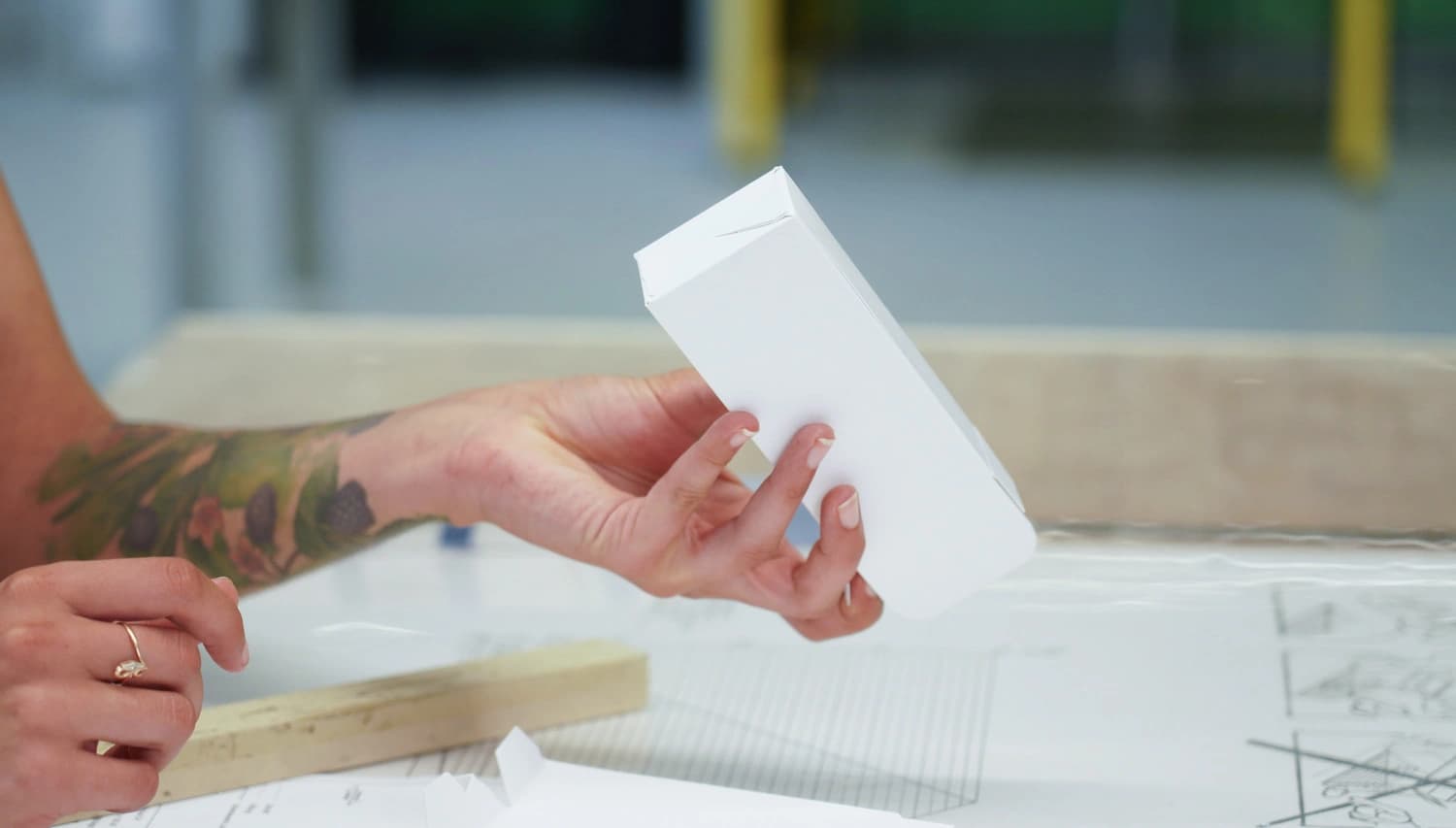 Picture of a körber employee holding a little package box.