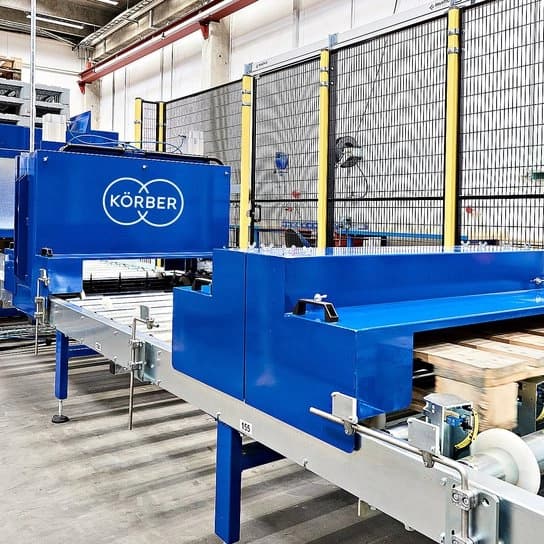 a conveyor with pallets