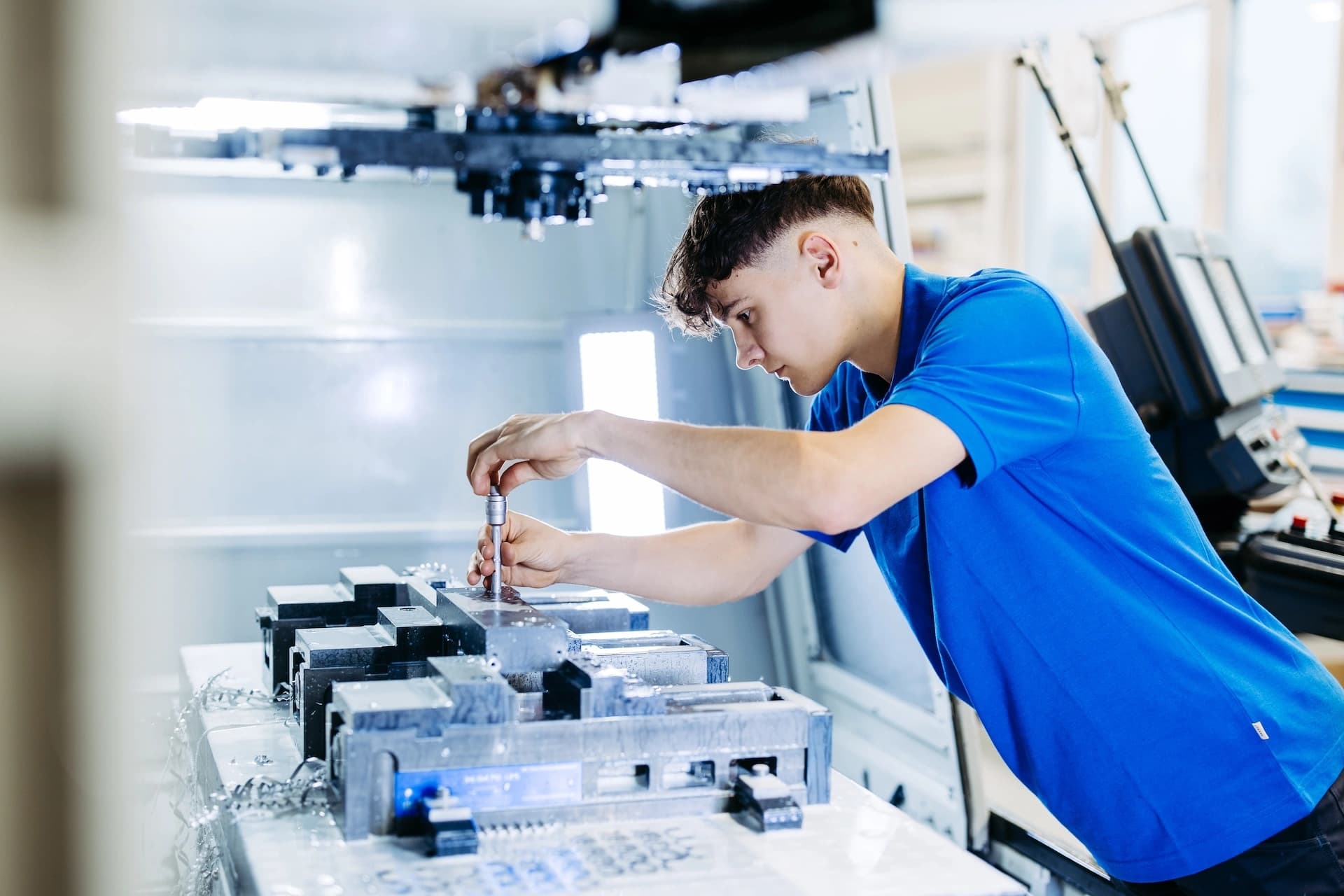 Körber employee working on a pharma environment.