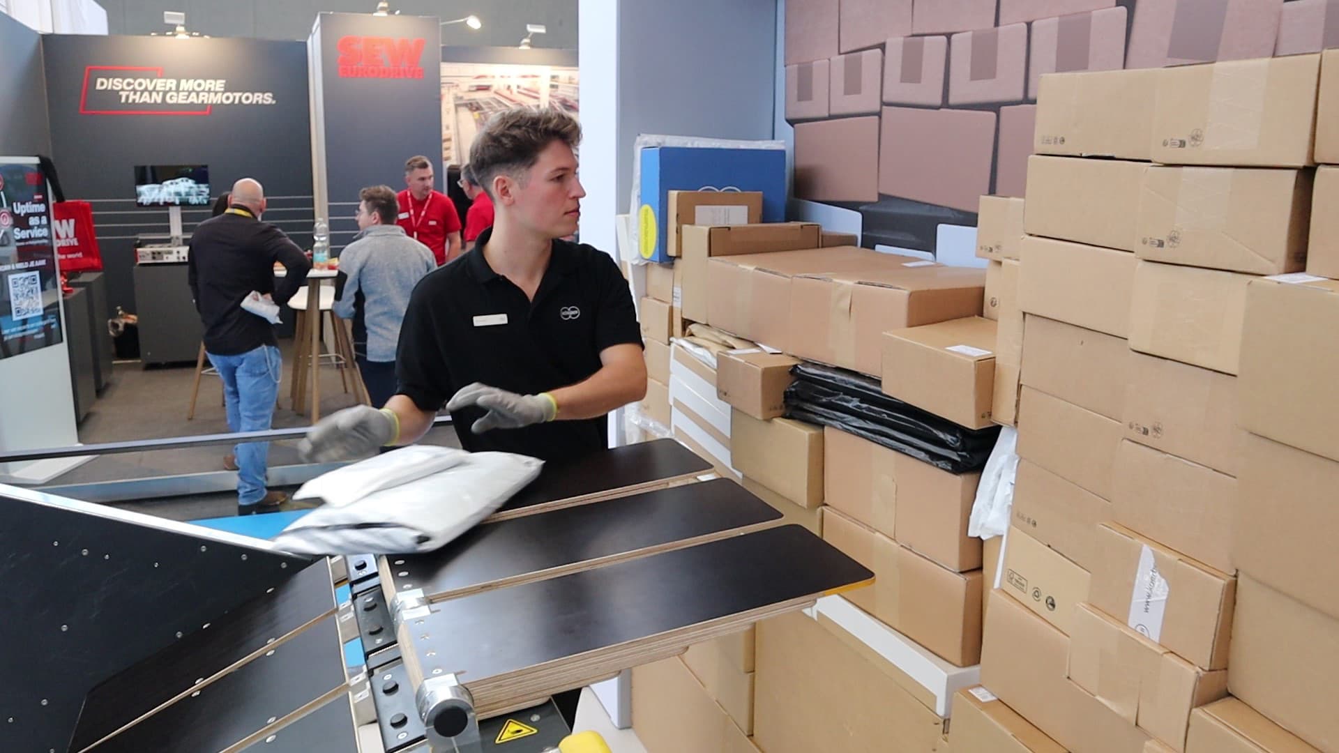 Worker using the Ergounload to deal with parcel logistics.