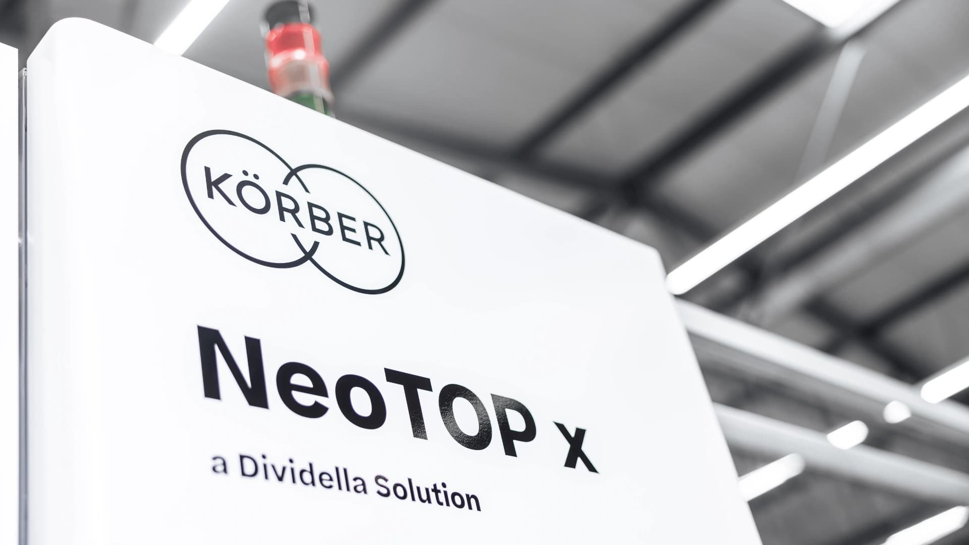 Picture of the NeoTOP x machine sign.