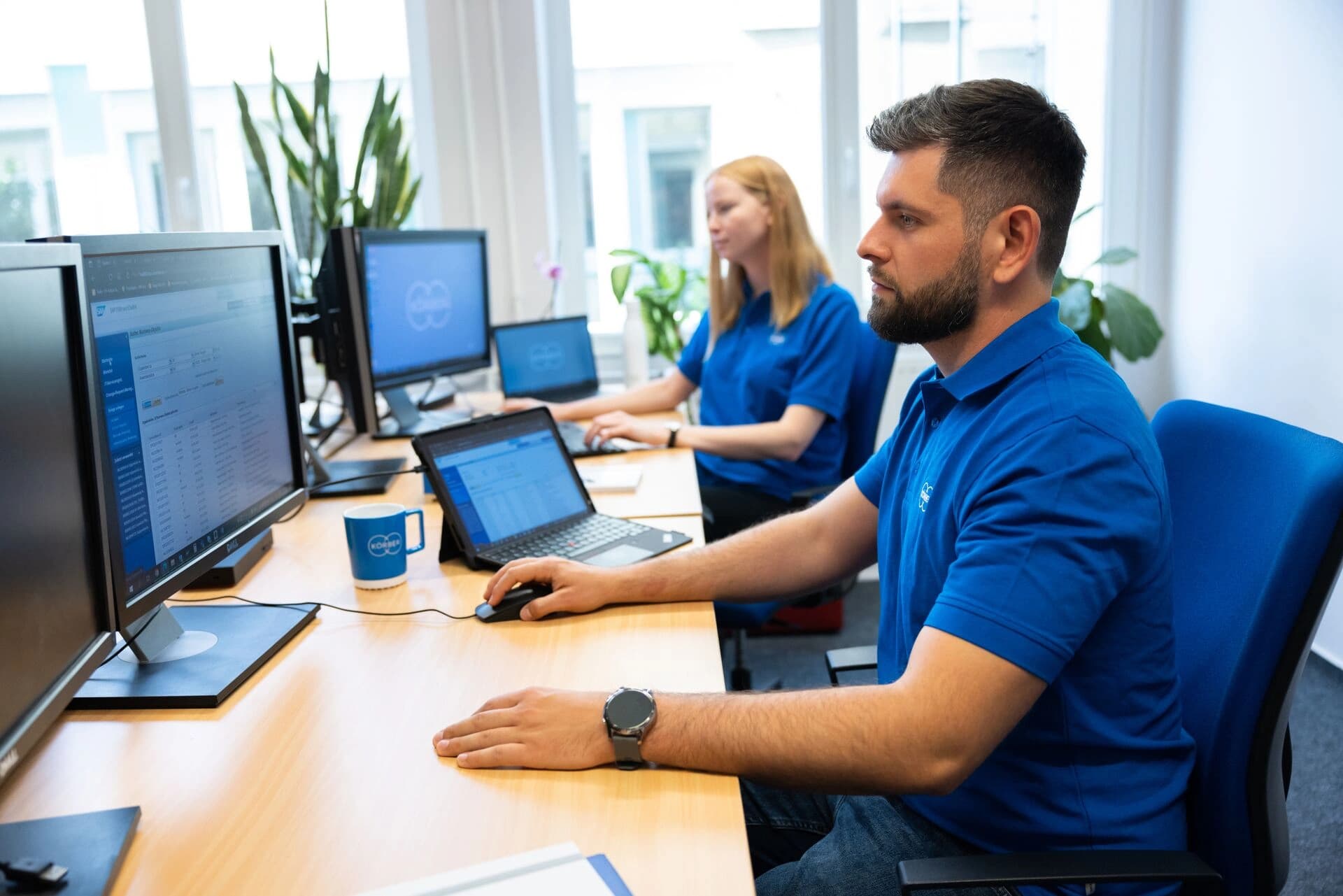 two Körber employees working on system design consulting