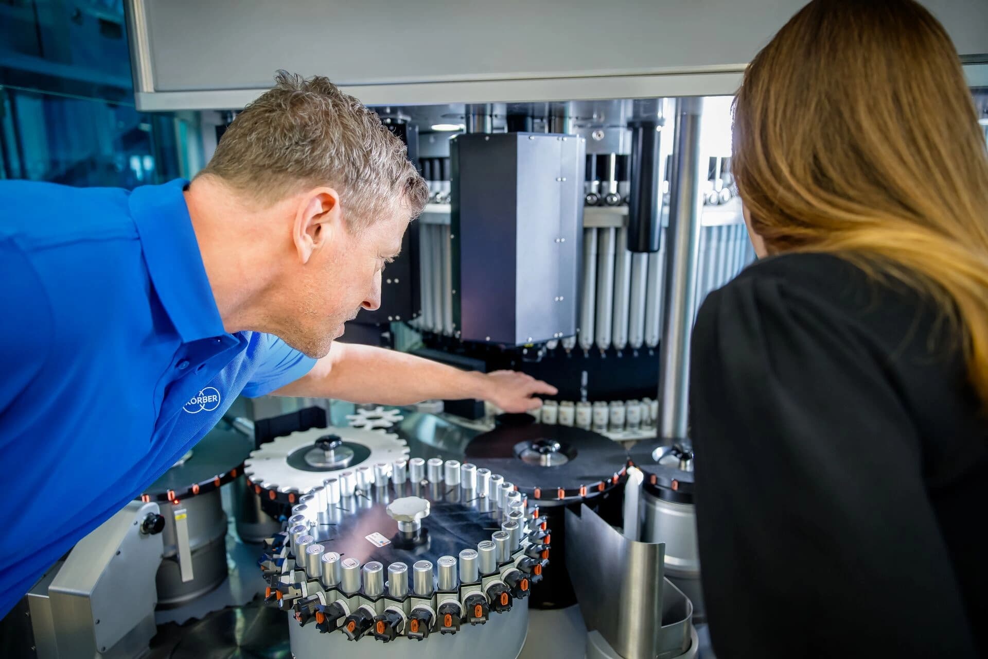 a Körber employee working on pharma packaging inspection