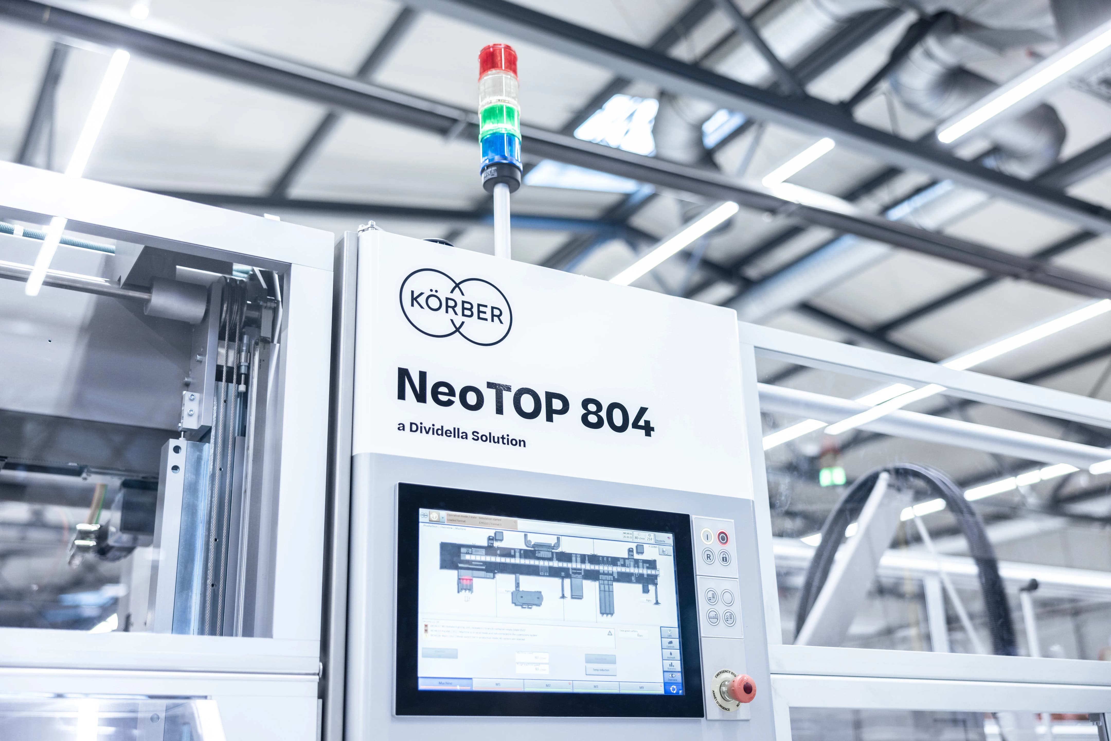Picture of the Dividella NeoTOP 804 machine in a warehouse environment.