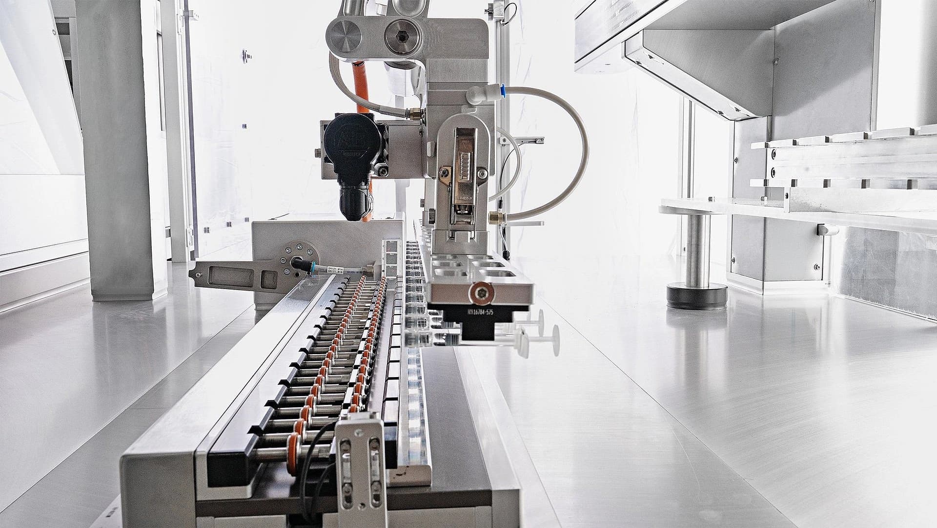 Nest and tray handling machine