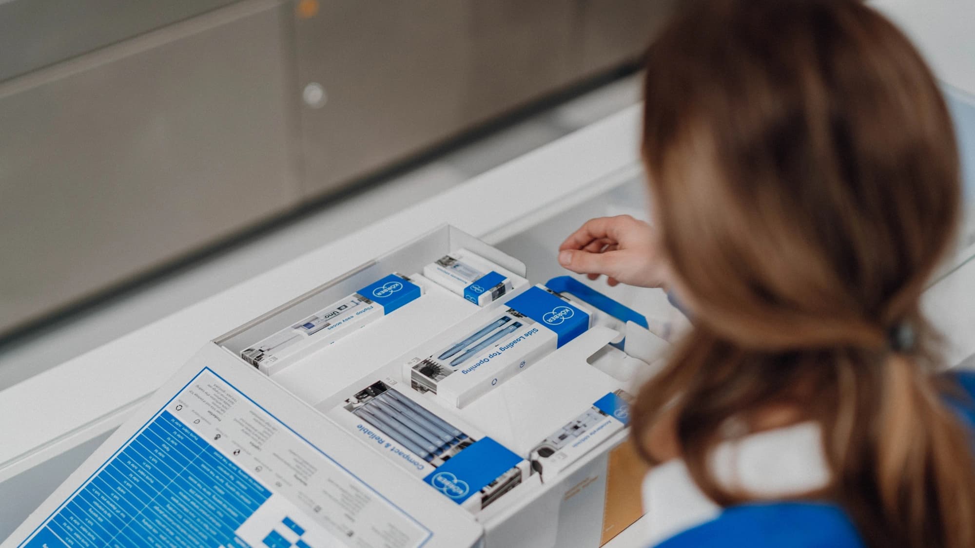 a Körber employee working on a packaging evaluation packagin