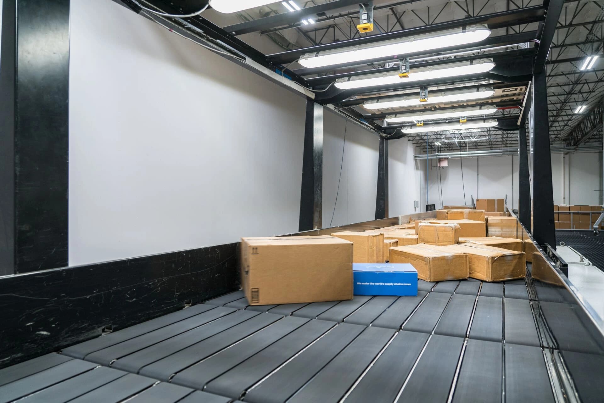 Parcel handling machine