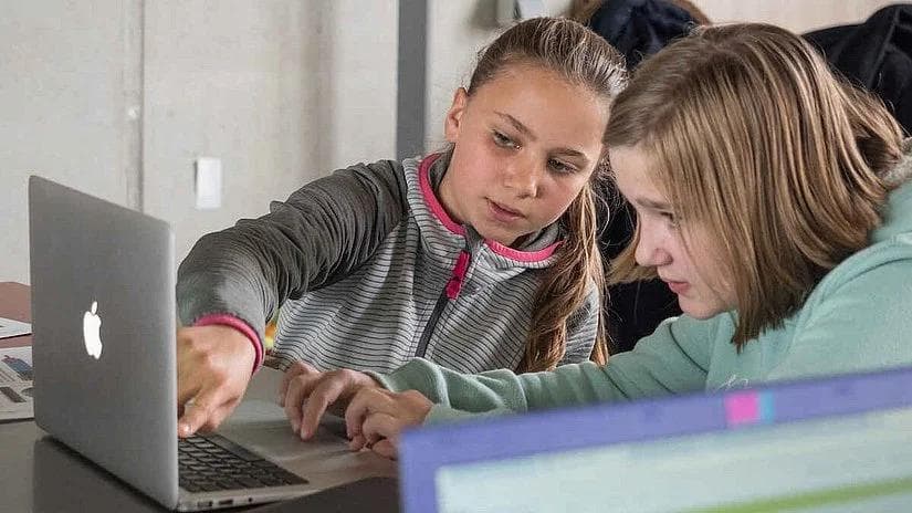 Two girls working on a computer at the Code Week Hamburg.