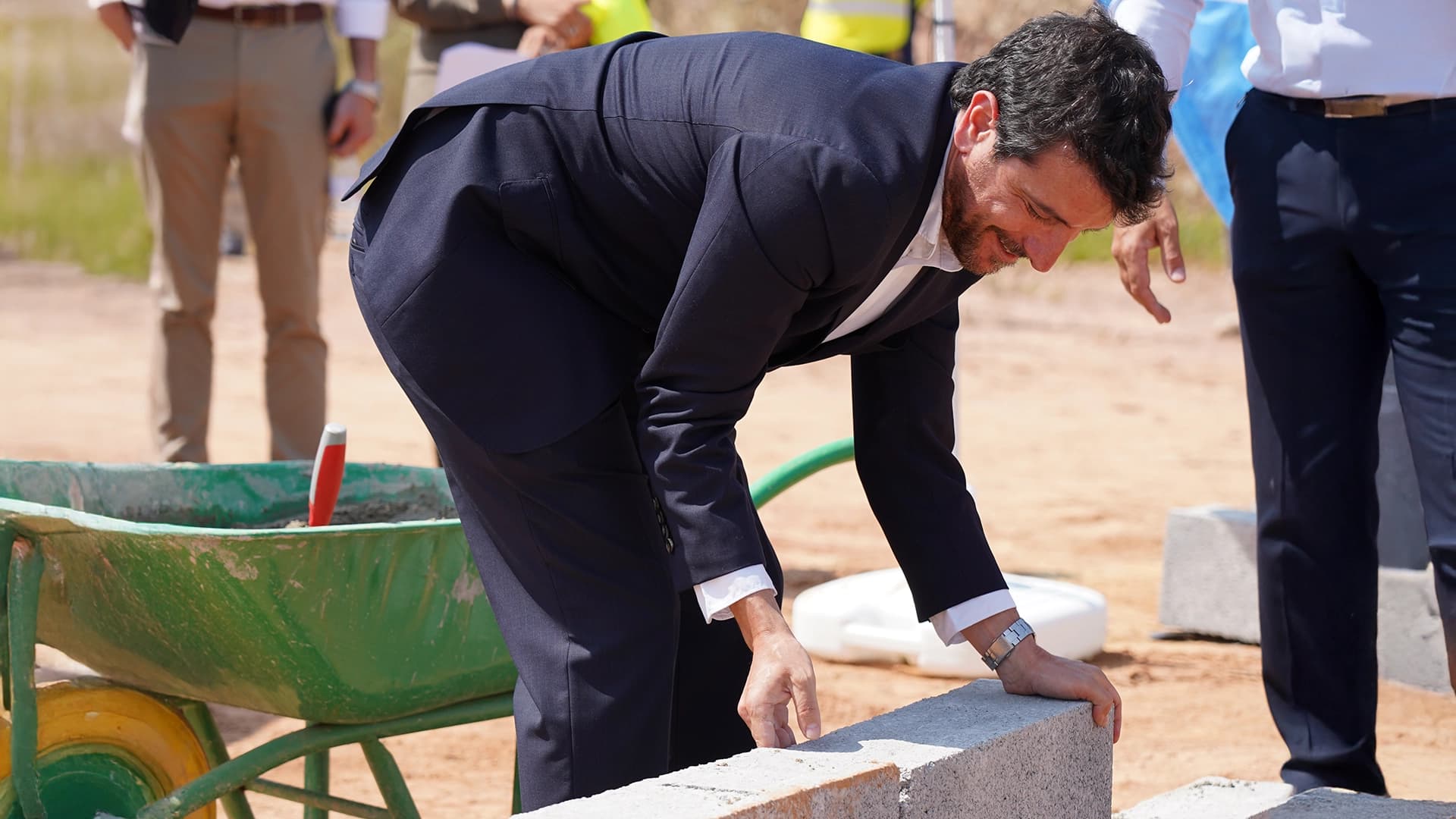 Körber representative symbolically laying a brick to inaugurate the new manufacturing facility in Portugal.