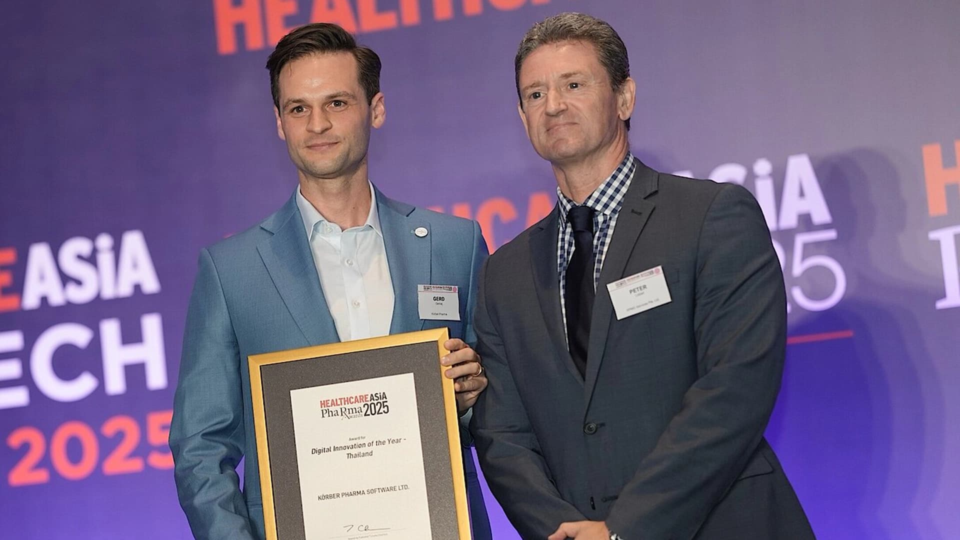 Körber representative receiving the Digital Innovation of the Year Thailand award at Healthcare Asia Pharma Awards 2025.