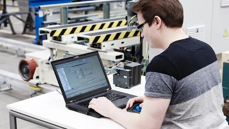 Körber employee working on cybersecurity and data protection.